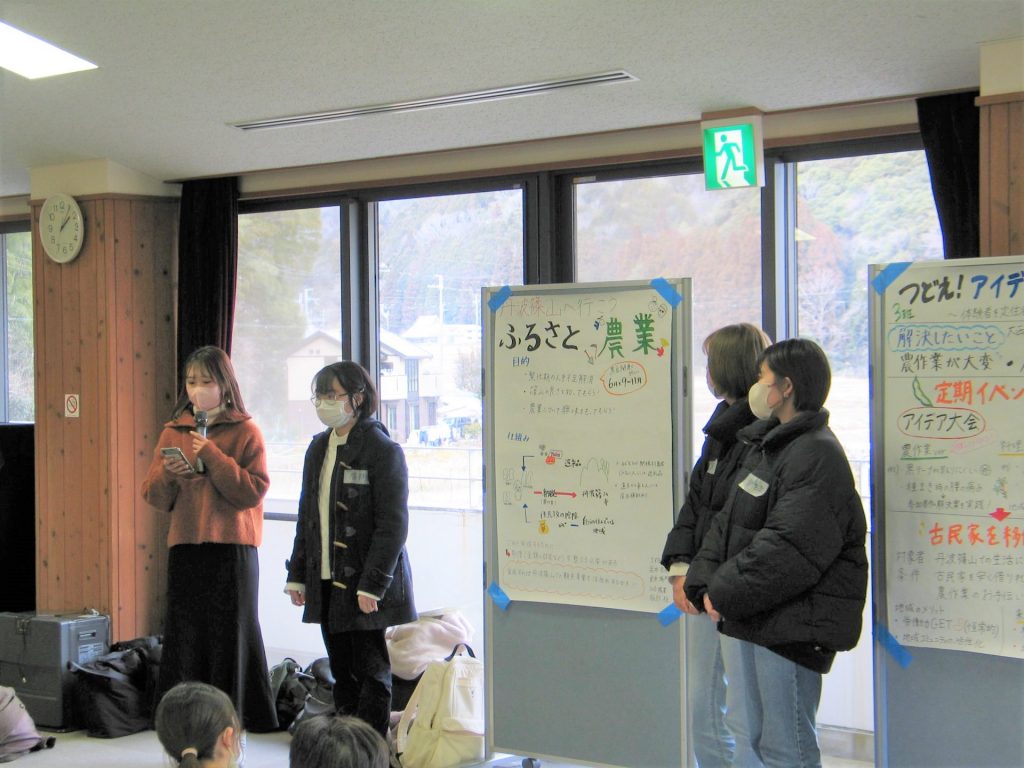 1月に実施された「成果報告会」　最優秀チームのポスター発表（提供：神戸大学）