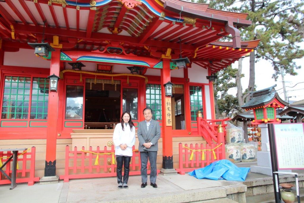 綱敷天満宮（神戸市須磨区）の久野木晶子さん（写真左）とラジオ関西の三上公也アナウンサー　※撮影時のみマスクを外して撮影