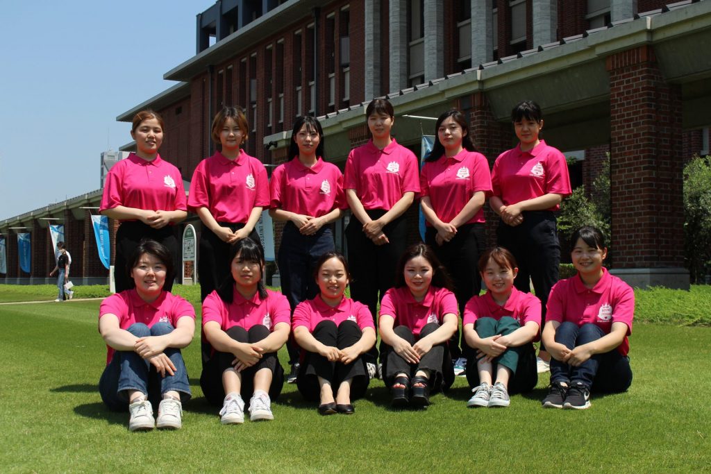 おそろいのピンクのポロシャツを着た「防災女子」の皆さん（提供：神戸学院大学）