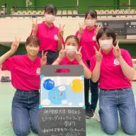 おそろいのピンクのポロシャツを着た「防災女子」の皆さん(提供:神戸学院大学 防災女子)