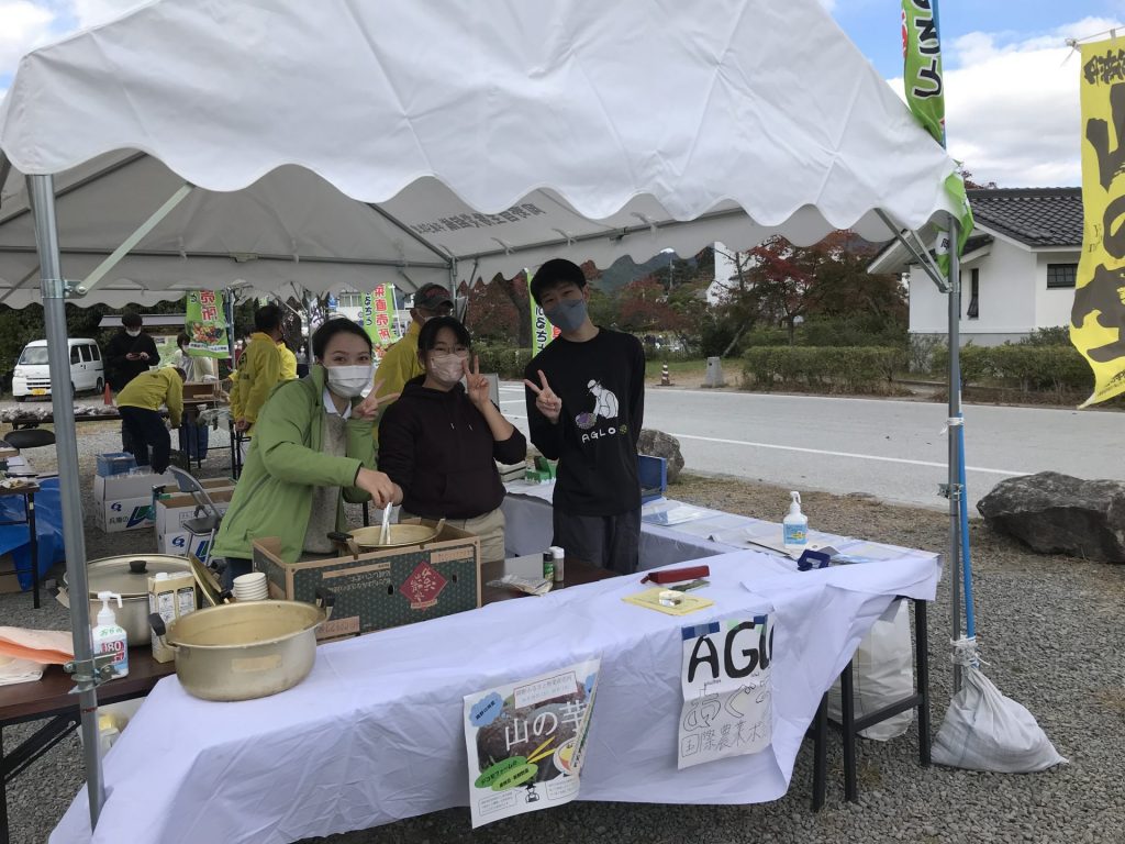 篠山城跡近くで、岡野地区の名産品「山の芋」と山の芋スープを販売/2022年（提供：神戸大学）