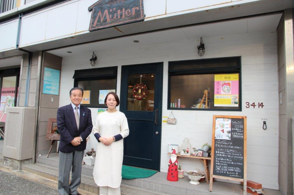 Cafe Mutter（神戸市東灘区）の代表、武市圭さん（写真右）とラジオ関西の三上公也アナウンサー　※撮影時のみマスクを外して撮影