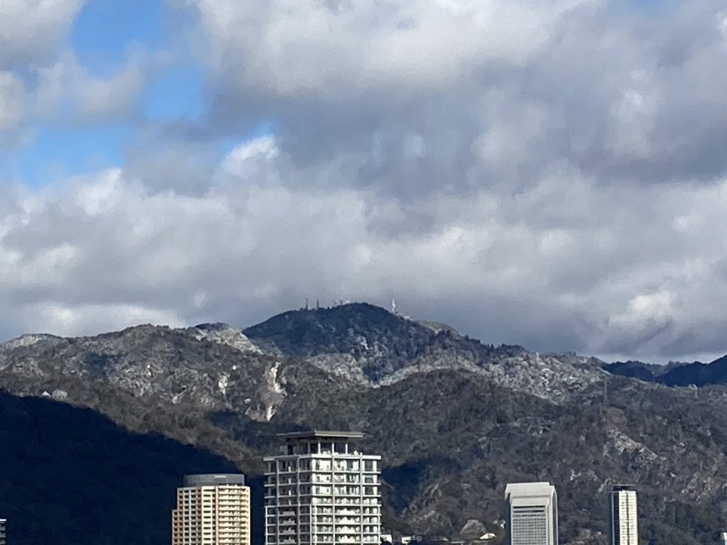 雪化粧した六甲山