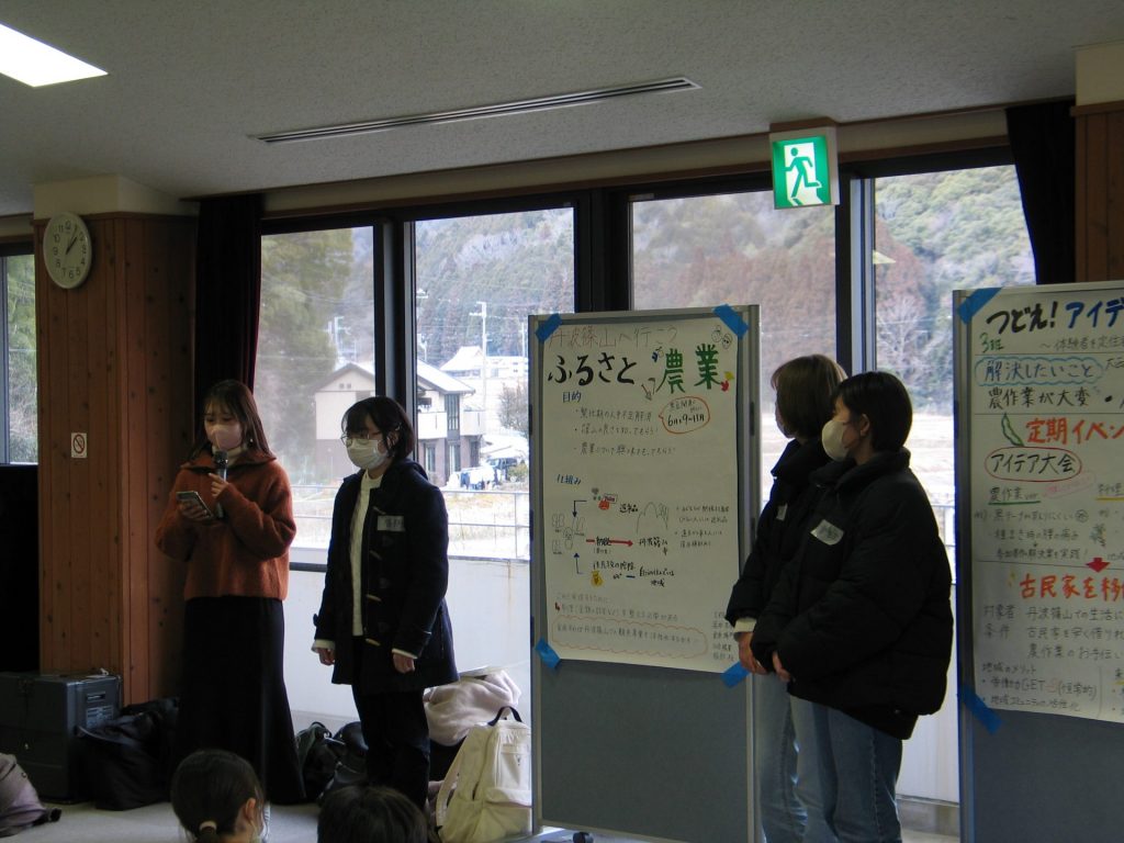 1月に実施された「成果報告会」　最優秀チームのポスター発表（提供：神戸大学）
