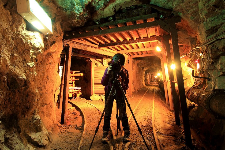 産業遺産の明延鉱山（兵庫県養父市）の坑道内でカメラを構える前畑さん