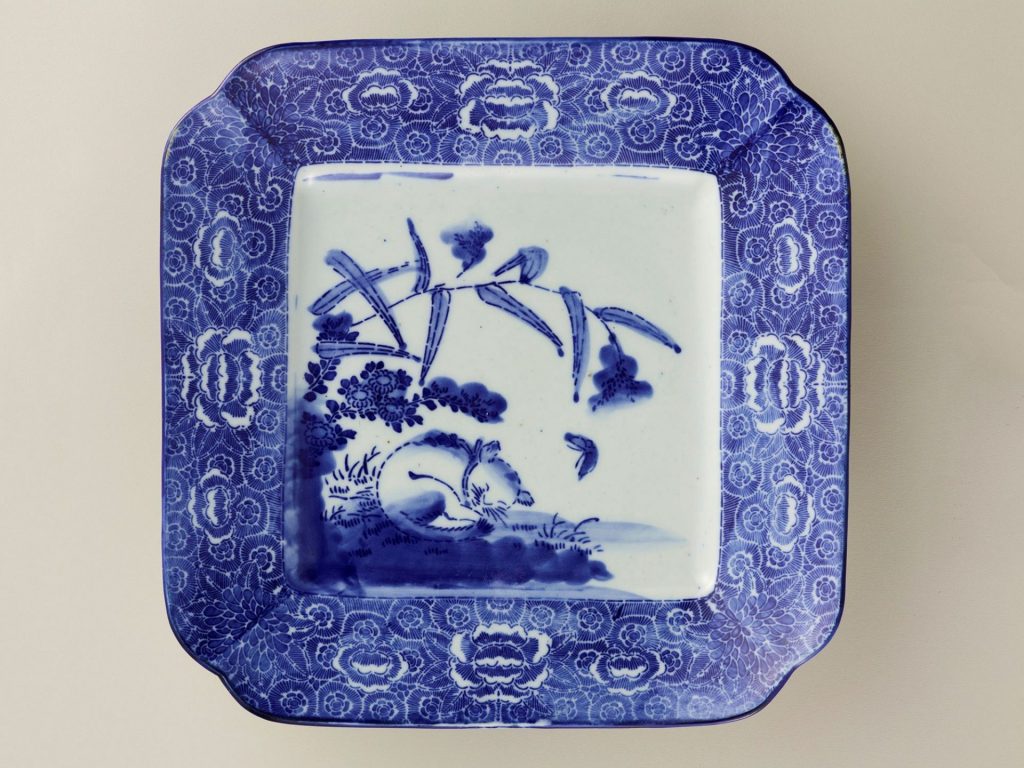 「猫じゃらし図隅入角大皿」（明治時代中期）大阪歴史博物館蔵（橋本忠之氏寄贈）
