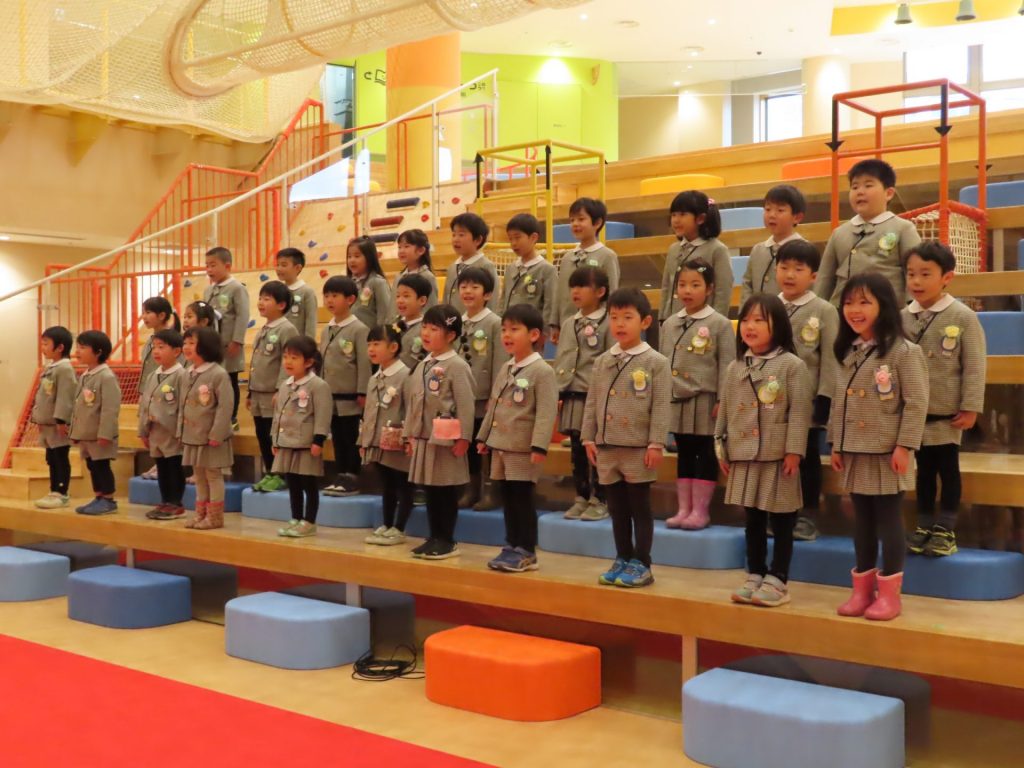 合唱を披露する聖ミカエル兵庫幼稚園の園児たち