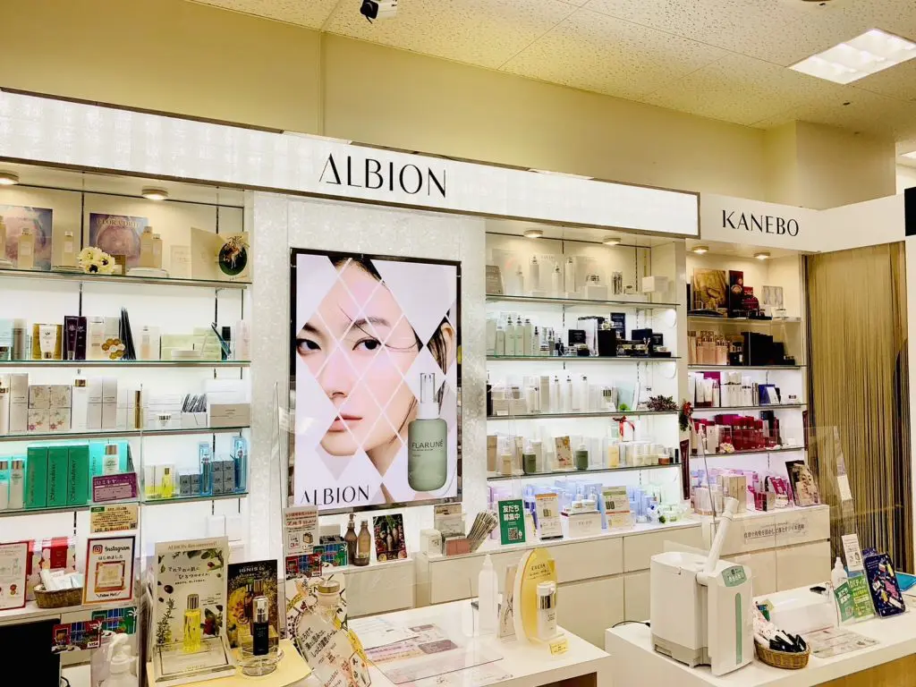 店内には多くの化粧品が並ぶ