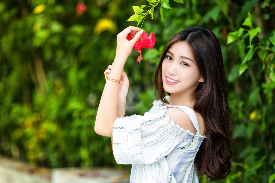 彩度を低くしつつも肌の透明感を強調した「白湯メイク」※画像はイメージです