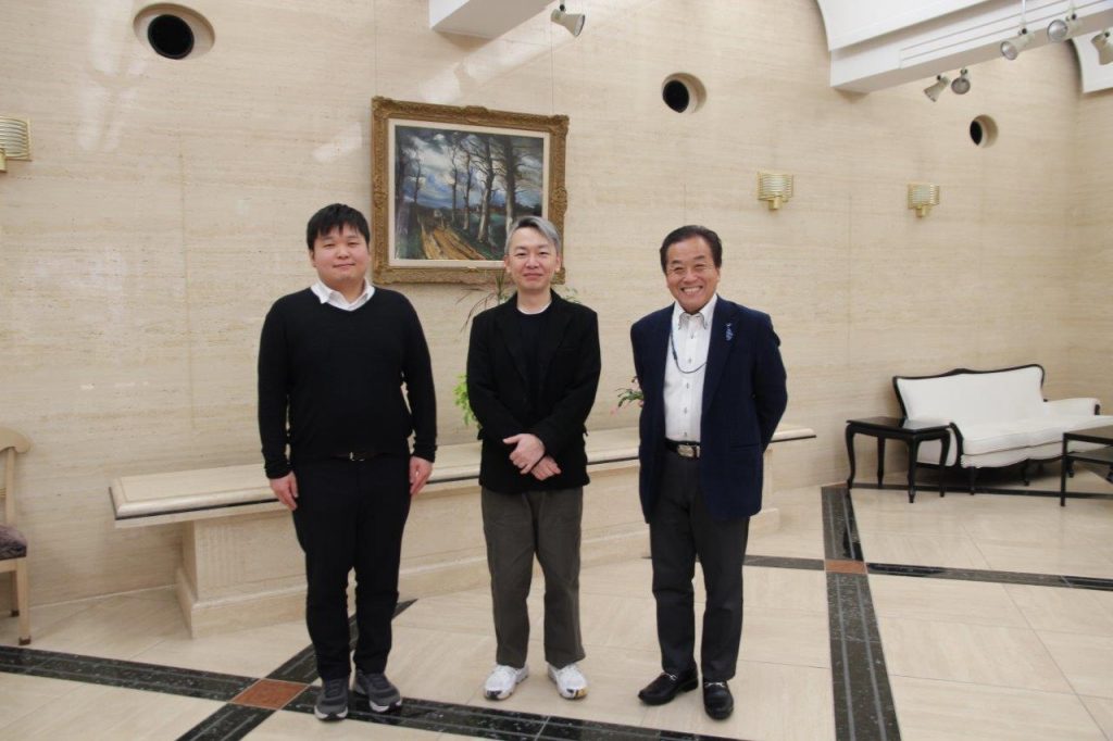 株式会社アオイの販売本部営業部・中村友宣さん（写真中央）と営業部の大島現さん（写真左）、ラジオ関西の三上公也アナウンサー