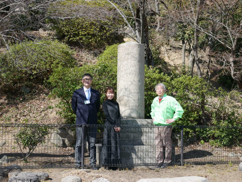 神戸諏訪山ふれあいのまちづくり協議会・横山直己さん（写真右）、神戸市文化スポーツ局文化財課・中谷正さん（同左）、レポーターの芦田純子さん（同中央）