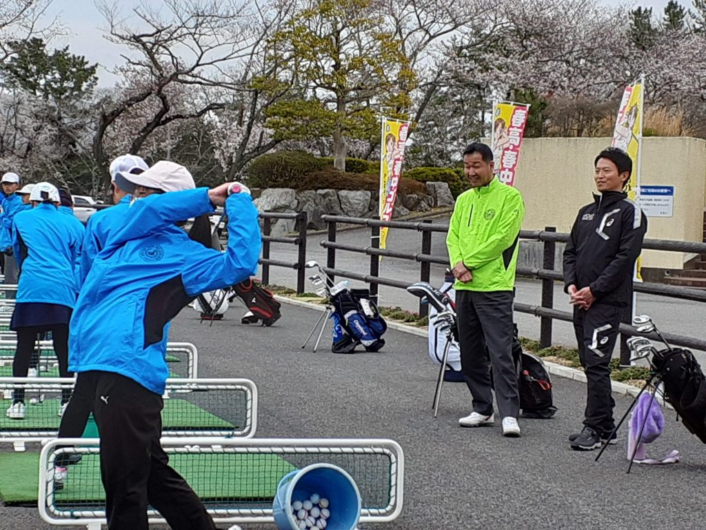 子どもたちの練習を見る斎藤知事(右）と三木市・仲田市長(左）