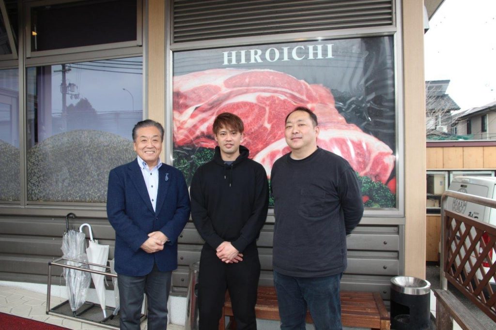 備長炭焼肉弘一の店長・藤井健吾さん（写真中央）と代表・丸橋弘資さん（写真右）、ラジオ関西の三上公也アナウンサー