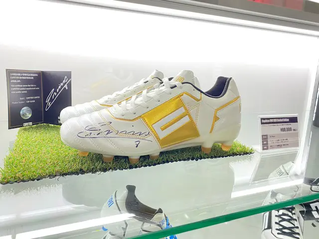 限定888足すべてにイニエスタ選手のサイン入り「Capitten ONE 888 LIMITED EDITION」