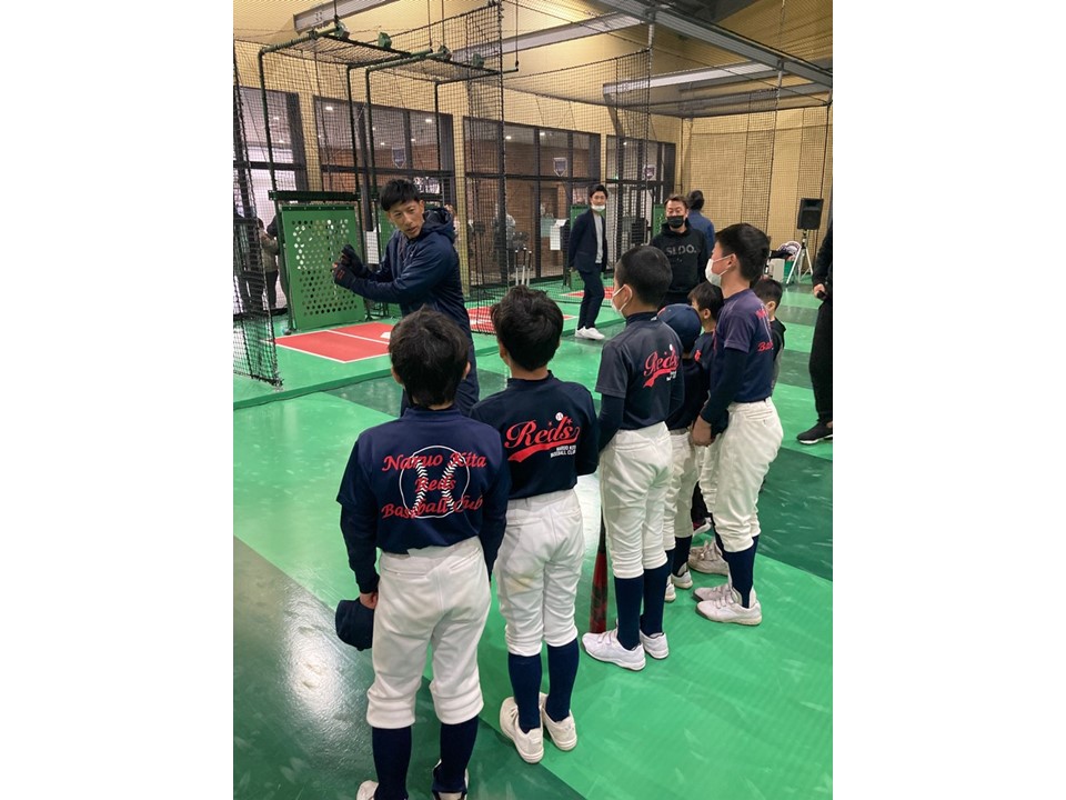 野球少年にアドバイスする、前阪神タイガース監督の矢野燿大さん