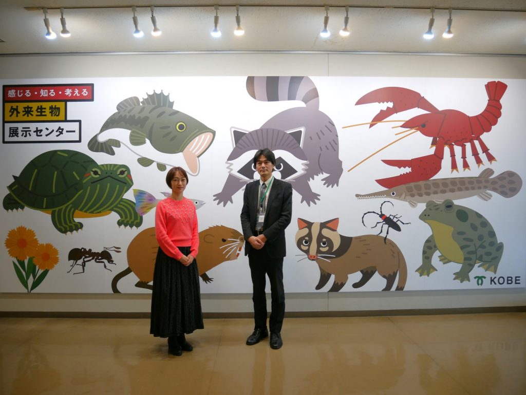 神戸市環境局の自然環境課長・岡田篤さん（写真右）、レポーターの大屋はるな（同左）