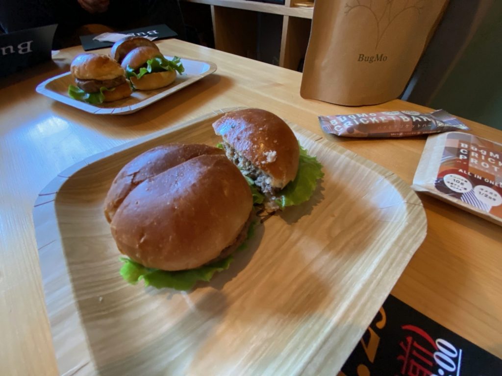 食用コオロギを使用したハンバーガー（提供：兵庫県）