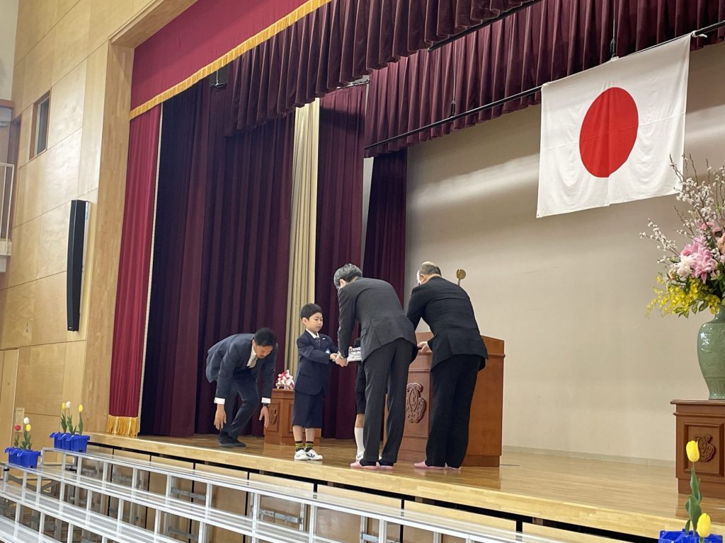 神戸市立上筒井小学校で行われた贈呈式の様子（画像提供：神戸市）