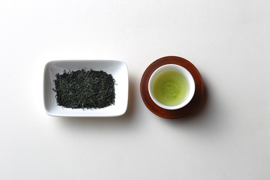 神戸チャイハーネでは100種類以上の茶葉が揃う