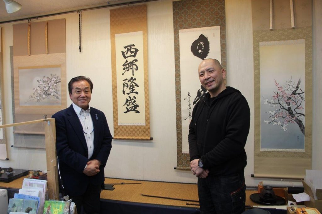 野村美術（神戸市垂水区）、常務取締役の野村雄一さん（写真右）とラジオ関西の三上公也アナウンサー
