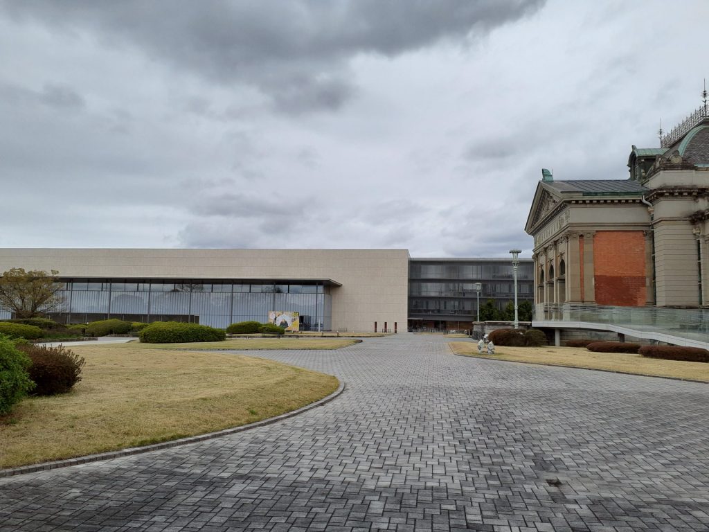 京都国立博物館　（左が平成知新館）