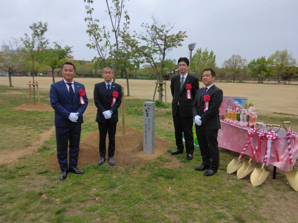 左からセレッソ大阪の森島寛晃社長、わくわくパーククリエイトの神原清孝社長、伊藤園の大平義典西近畿地区営業部部長、同社の高野淳一大阪中央支店支店長