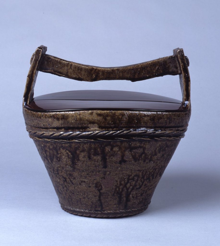 丹波　「灰釉手桶形水指」（かいゆうておけがたみずさし）　江戸時代前期（17世紀）　兵庫陶芸美術館