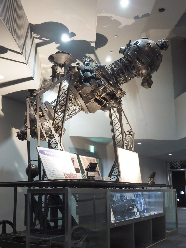 展示されている「カールツアイスⅡ型プラネタリウム」投影機（大阪市立科学館提供）