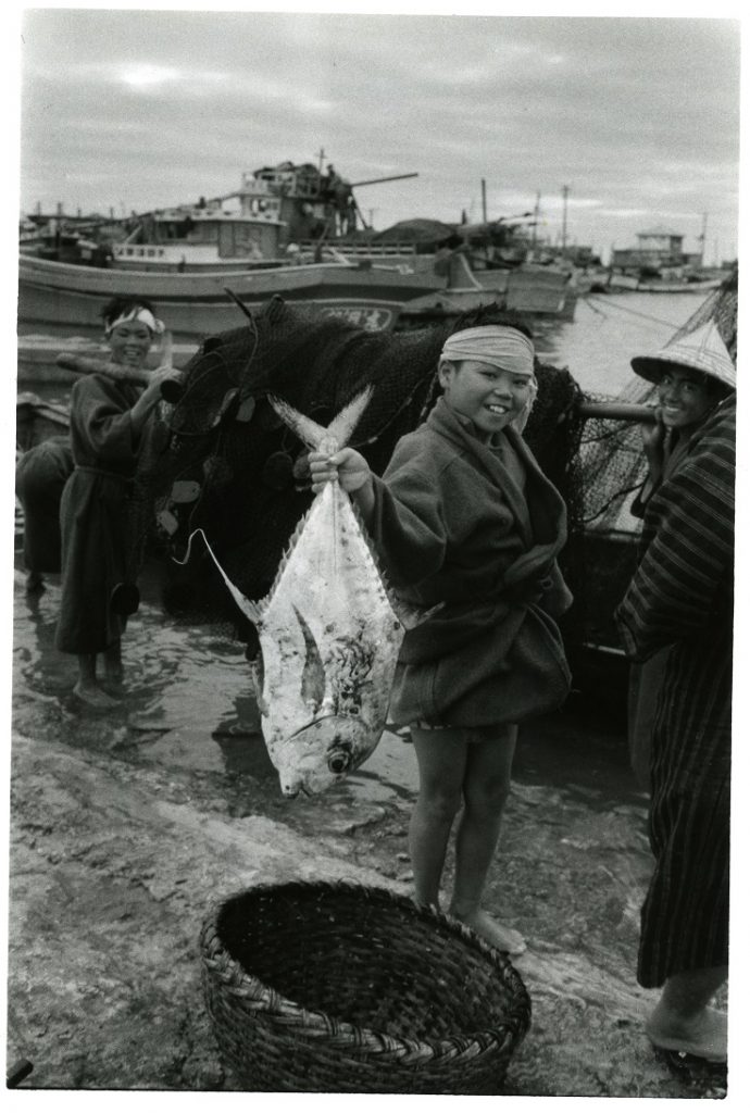 「大きな魚が捕れた」沖縄・糸満漁港　昭和34年　井上孝治