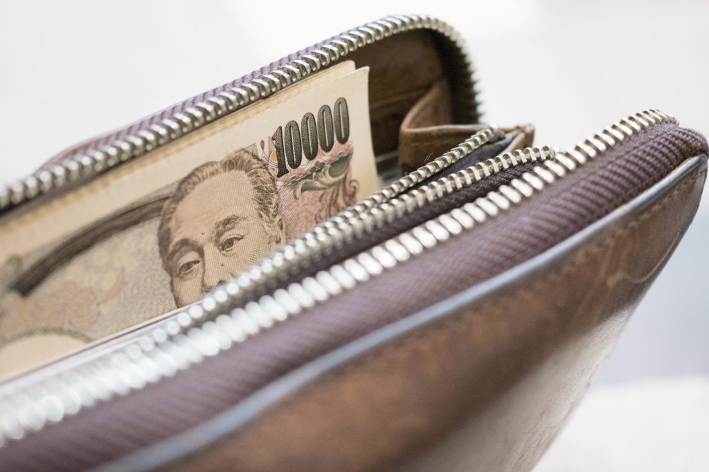 財布の中に現金をいくら入れてますか？