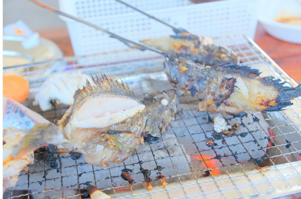 地元尼崎で捕れた新鮮な魚をバーベキューで味わえる（提供：あまがさき観光局）