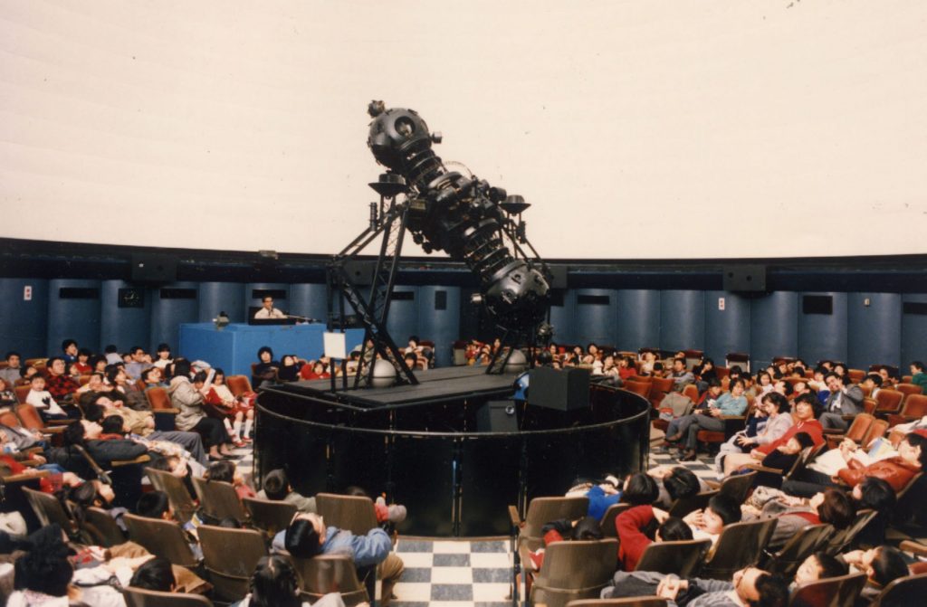 大阪市立電気科学館のプラネタリウム。1986年撮影（大阪市立科学館提供）