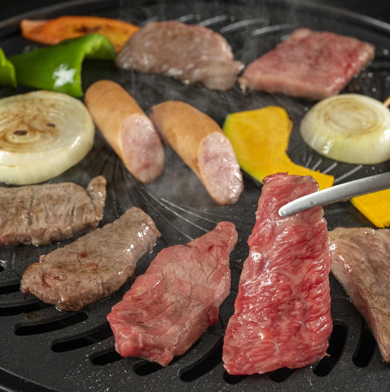実は五分五分!? 『焼肉』自分で焼きたいor焼いてほしい 「肉を焦がされブチギレ寸前に」 | ラジトピ ラジオ関西トピックス