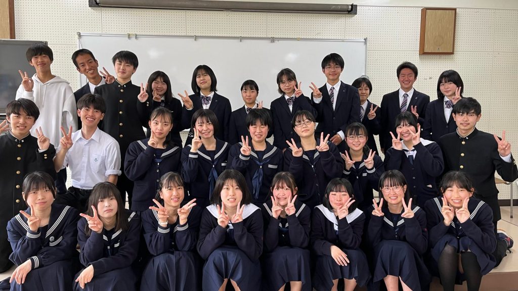 笑顔を見せる東播磨高校放送部の生徒（提供：東播磨高校放送部）