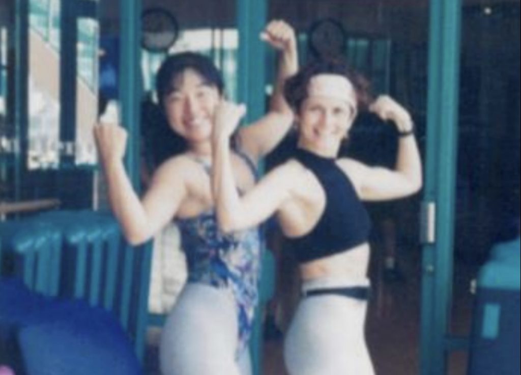 1993年、”エアロビ武者修行”のためにアメリカに留学していた頃の岩井智子さん（写真左）
