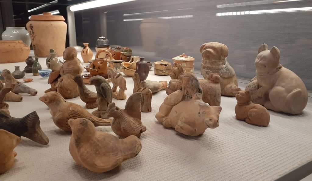 土人形やままごと用のミニチュア陶器は、子どもの埋葬に供えられたとみられる＝江戸時代後期～明治時代、大阪市北区の大深町遺跡。大阪市教育委員会蔵