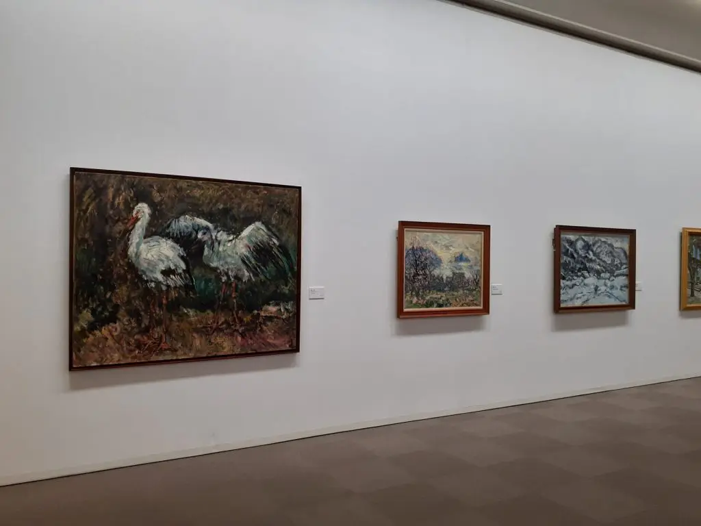 展示風景 左:秦森康屯「こうのとり」1975年 油彩・カンヴァス