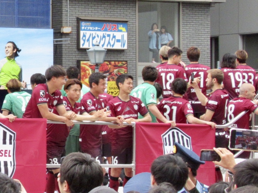 齊藤未月選手（左から4人目）ら、パレードに参加したヴィッセル神戸の選手たち（写真：ラジオ関西）