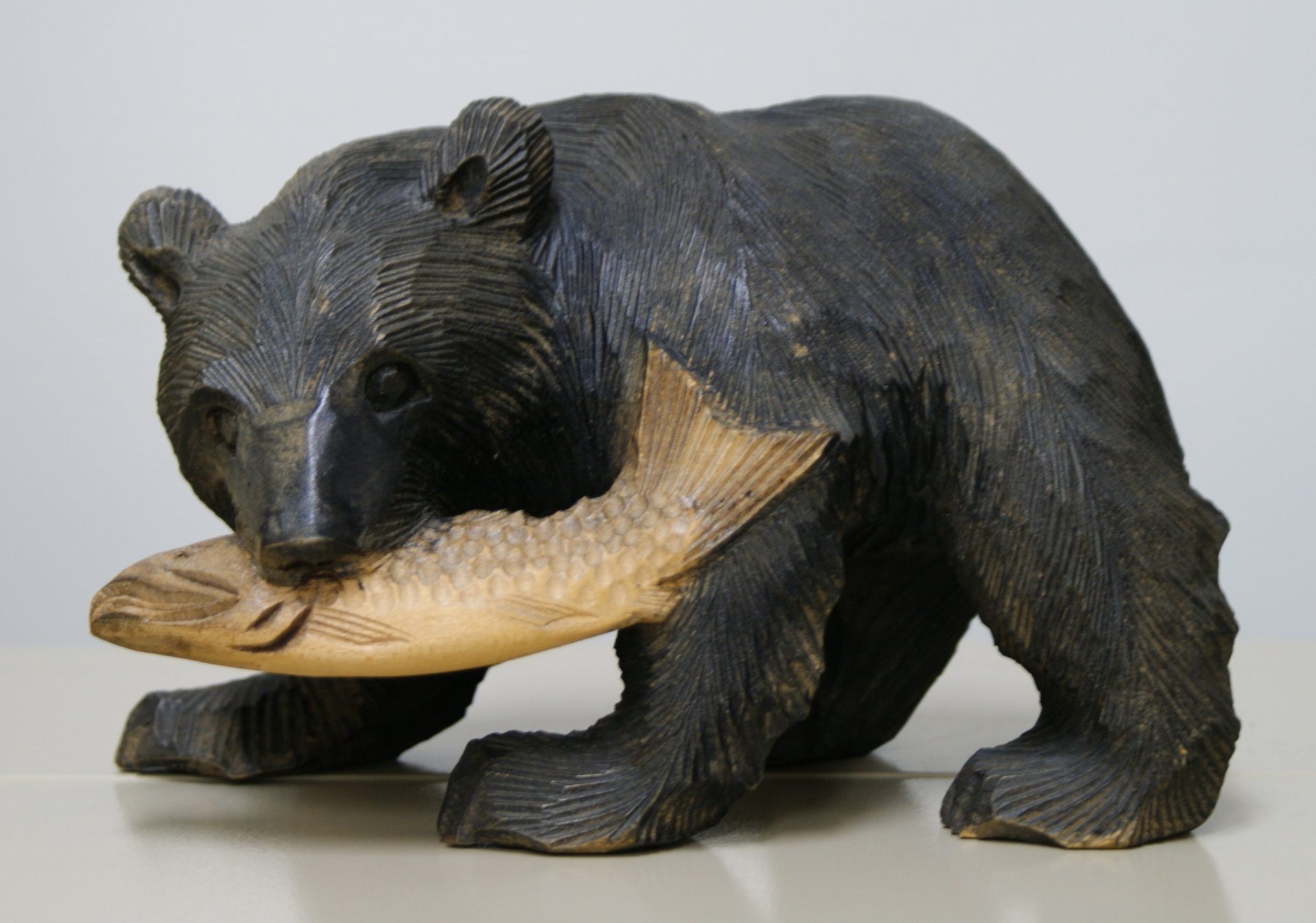 熊の木彫りの頭 - 置物