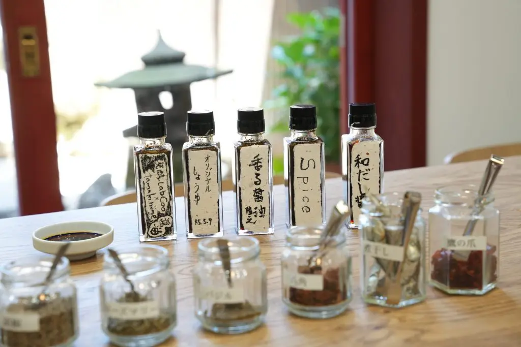 生の醤油からオリジナル醤油を作る「マイ醤油作り」(提供:発酵LabCoo)