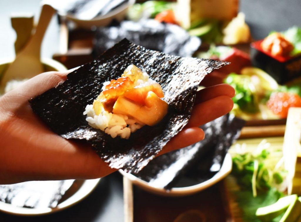 手巻き寿司のほか、「須磨海苔」を使用した出し巻き玉子も提供（提供：兵庫県）