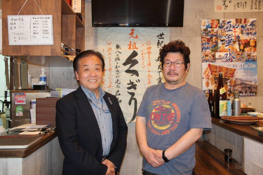 株式会社木下水産の代表取締役、木下広忠さん（写真右）とラジオ関西パーソナリティの三上公也氏