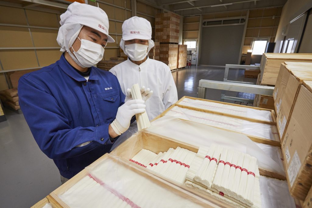 「揖保乃糸」の品質を守るために、検査指導員による格付け検査が行われている（画像提供：兵庫県手延素麺協同組合）