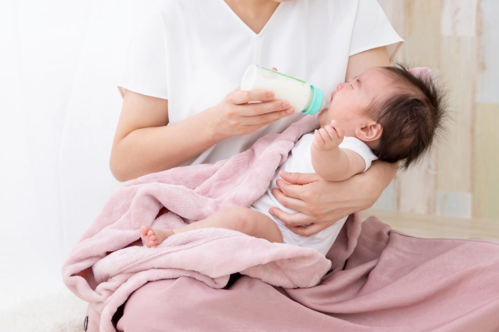 母乳と育児用ミルク、どちらが正解？