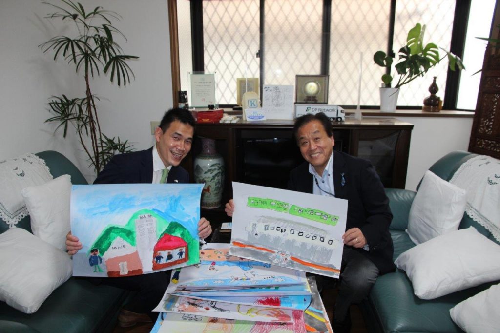 三喜産業株式会社（神戸市東灘区）の代表取締役社長、井本雄介さん（写真左）とラジオ関西パーソナリティの三上公也氏