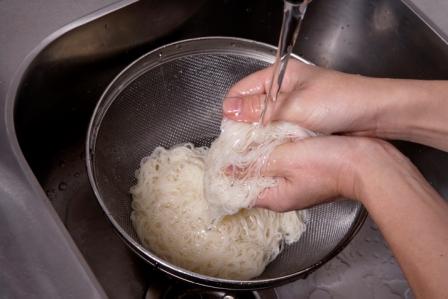 美味しく茹でるコツ２　しっかり水洗いして油分と塩分を落とす（画像提供：兵庫県手延素麺協同組合）