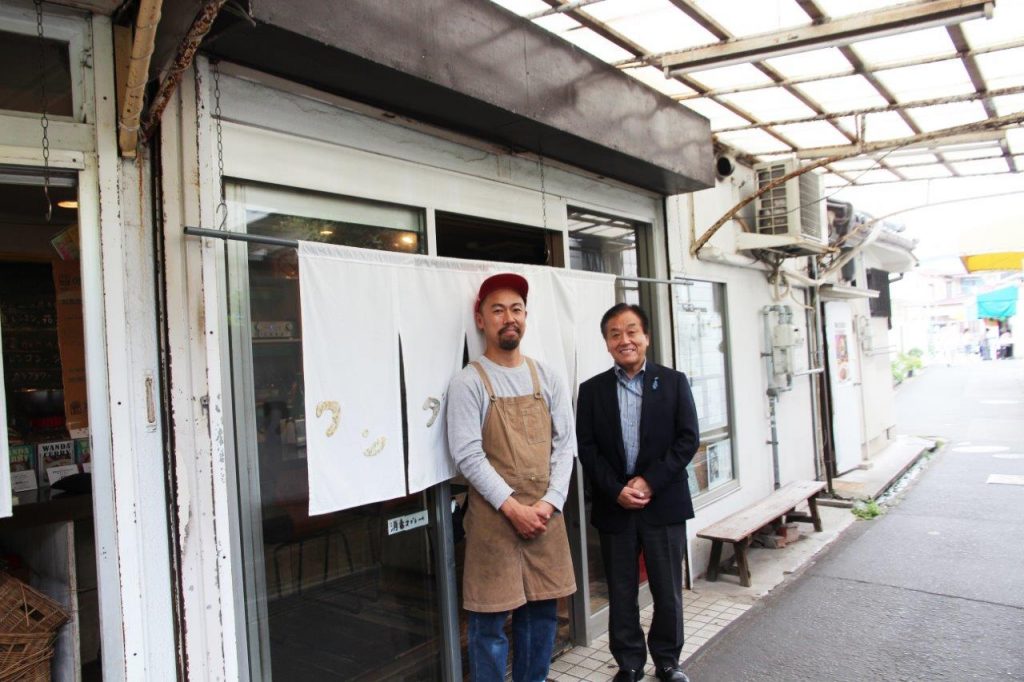 「ワンダカレー店」（神戸市垂水区）の店主・松田俊宏さん（写真左）とラジオ関西パーソナリティの三上公也氏