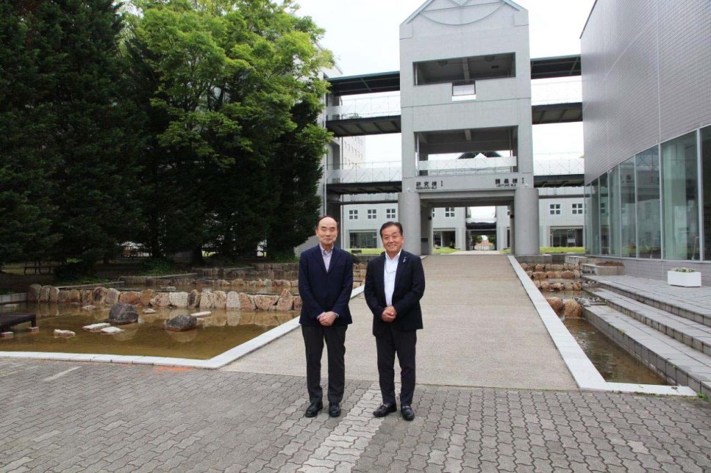 流通科学大学（神戸市西区）の学長、藤井啓吾さん（写真左）とラジオ関西パーソナリティの三上公也氏