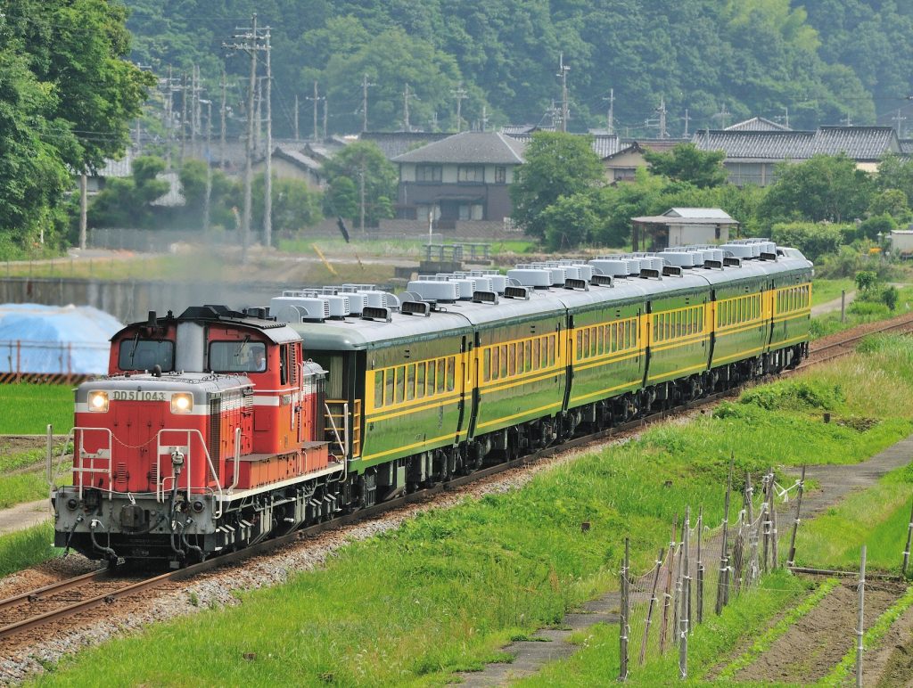 サロンカーなにわ「兵庫テロワール旅号」（提供：兵庫県）