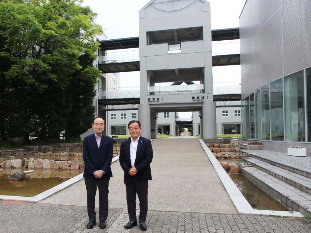 写真左から　流通科学大学の藤井啓吾学長、ラジオ関西パーソナリティの三上公也氏